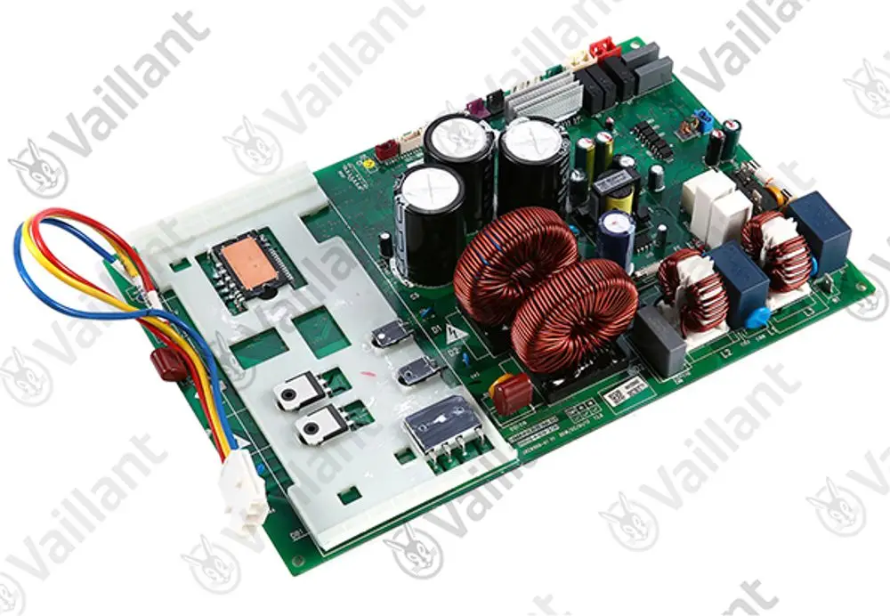 Vaillant Leiterplatte, bestückt mit verschiedenen elektronischen Komponenten, darunter Spulen, Kondensatoren und Steuerbausteine. Kabelanschlüsse und Knöpfe sind sichtbar.